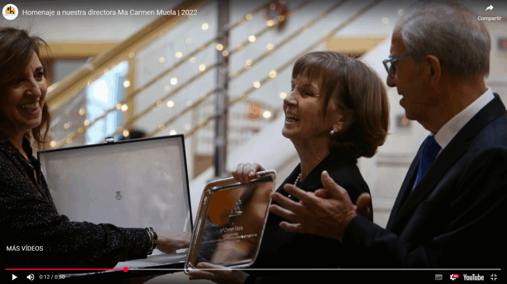 CARIÑOSO HOMENAJE DEDICADO A NUESTRA DIRECTORA Mª CARMEN MUELA